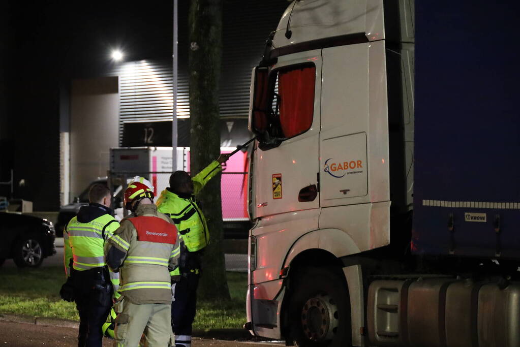 Bestuurder bestelauto rijdt achterom vrachtwagentrailer