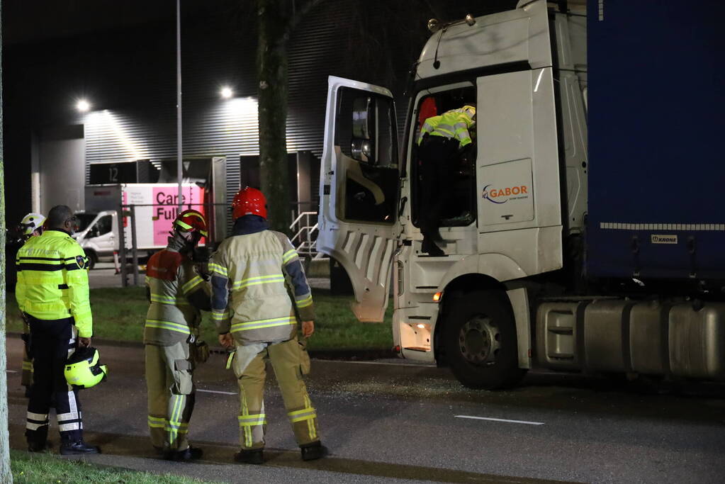 Bestuurder bestelauto rijdt achterom vrachtwagentrailer