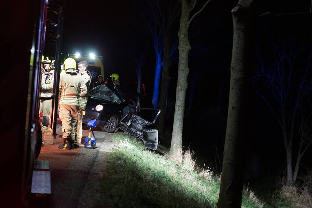 Gewonde nadat personenauto tegen boom botst