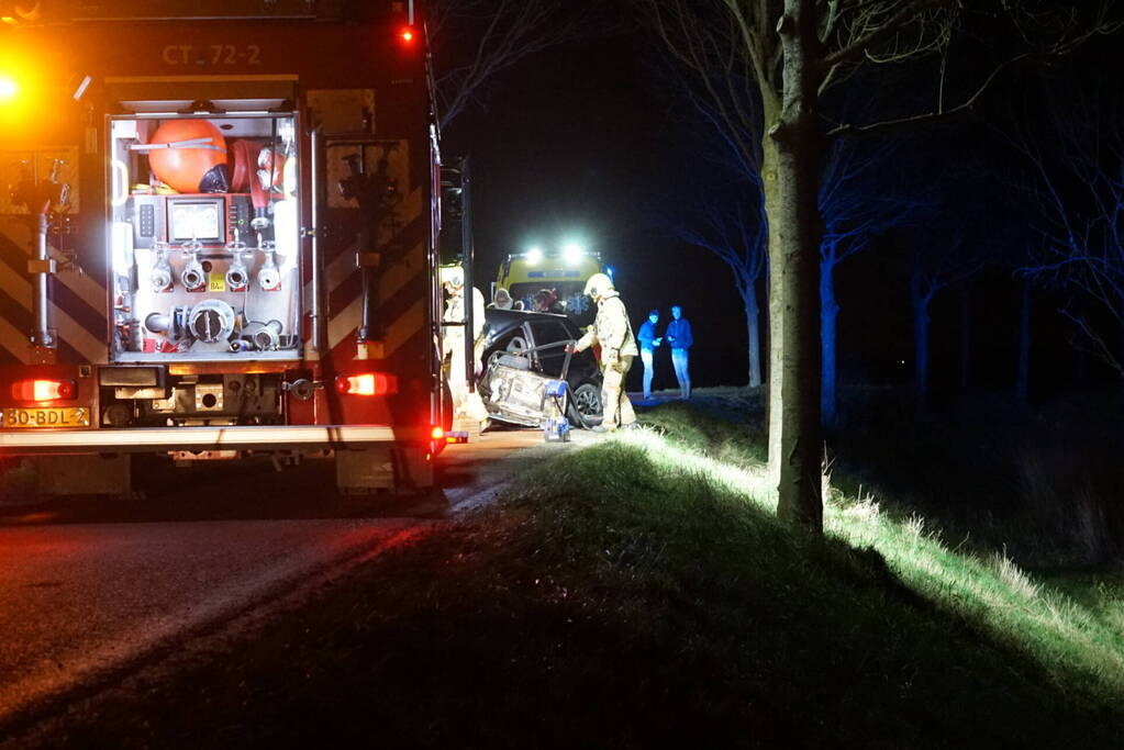 Gewonde nadat personenauto tegen boom botst