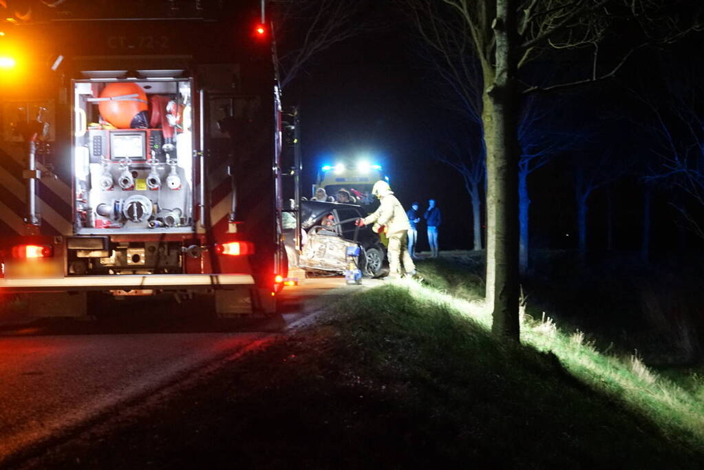 Gewonde nadat personenauto tegen boom botst