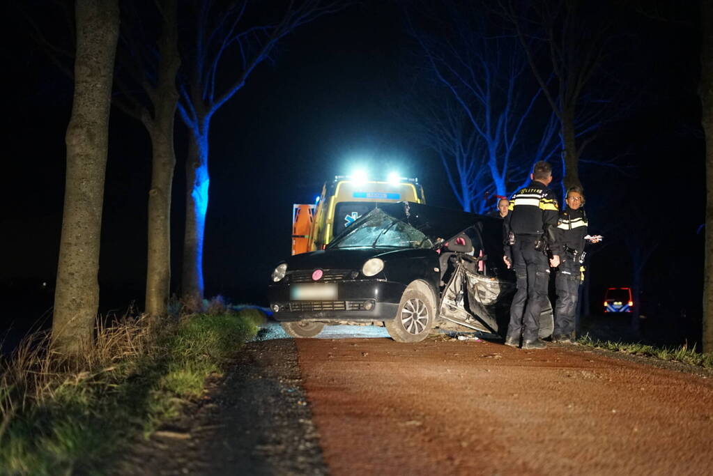 Gewonde nadat personenauto tegen boom botst