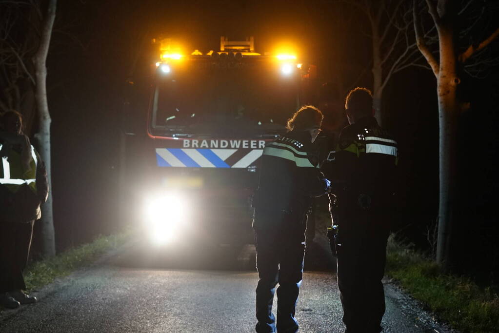 Gewonde nadat personenauto tegen boom botst