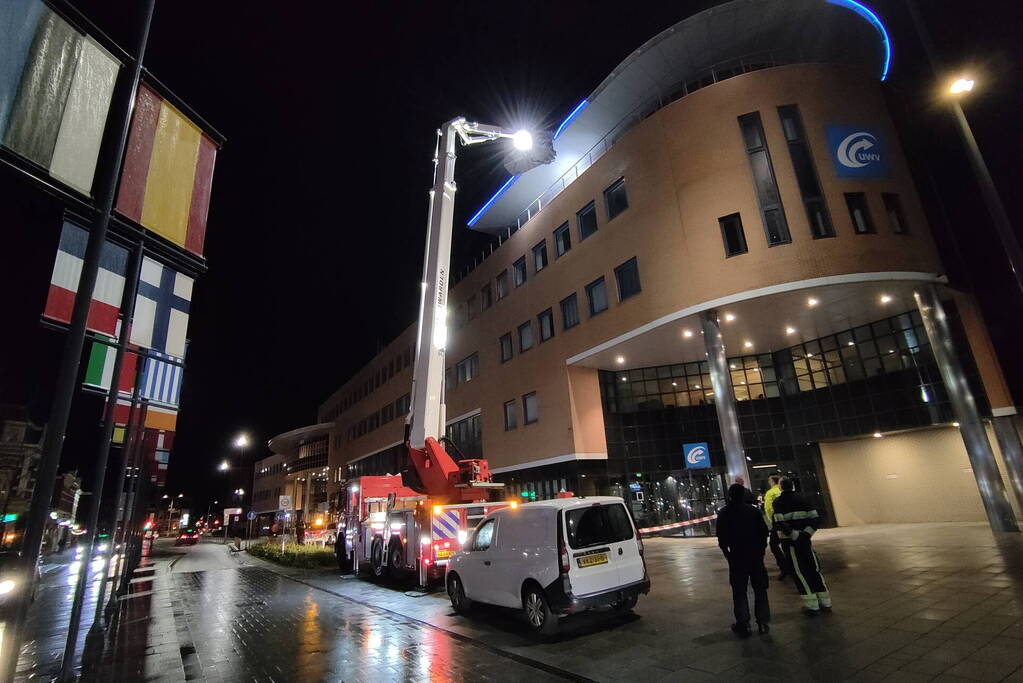 Brandweer ingezet voor loshangende verlichting