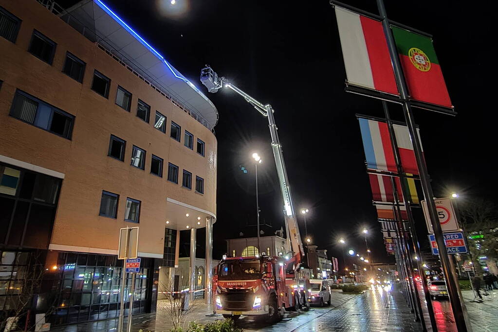 Brandweer ingezet voor loshangende verlichting