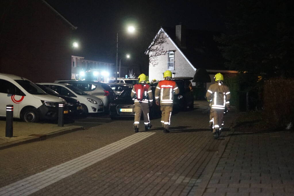 Man zit gewond op dak van schuur na mogelijk steekincident