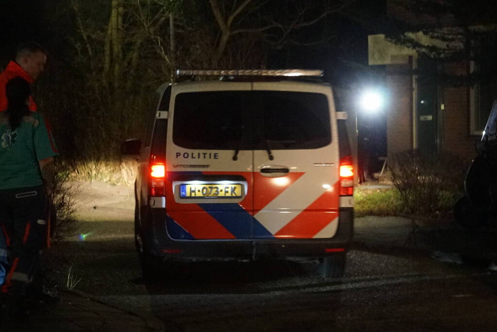 Man zit gewond op dak van schuur na mogelijk steekincident