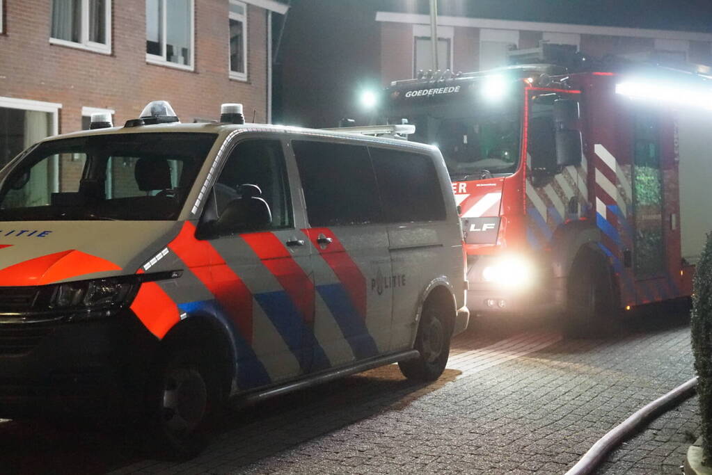 Man zit gewond op dak van schuur na mogelijk steekincident