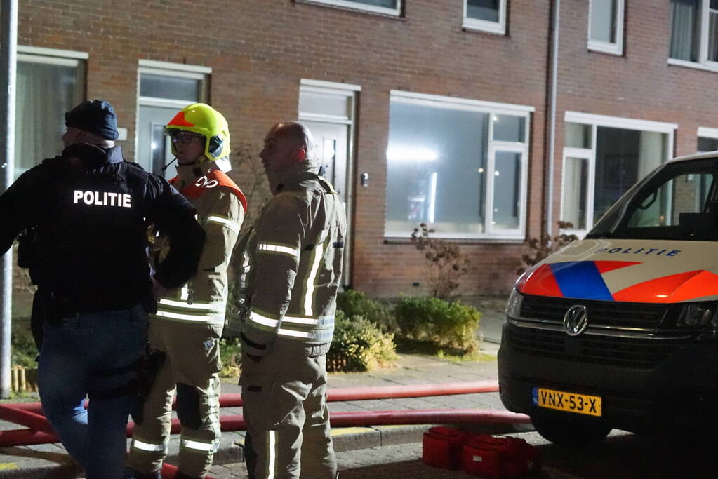 Man zit gewond op dak van schuur na mogelijk steekincident