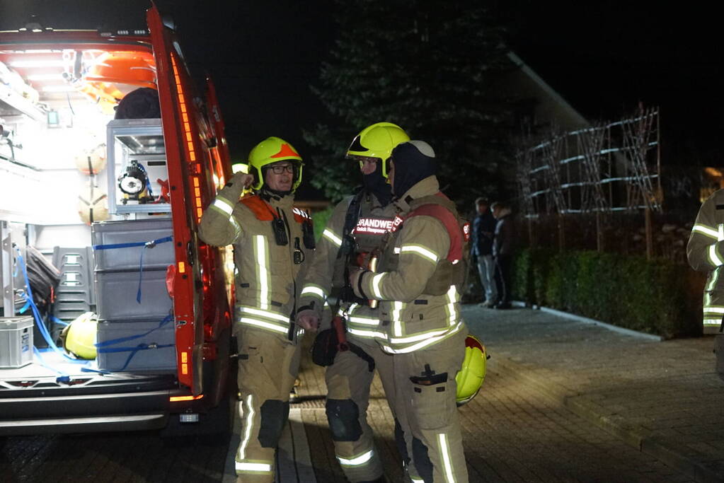 Man zit gewond op dak van schuur na mogelijk steekincident