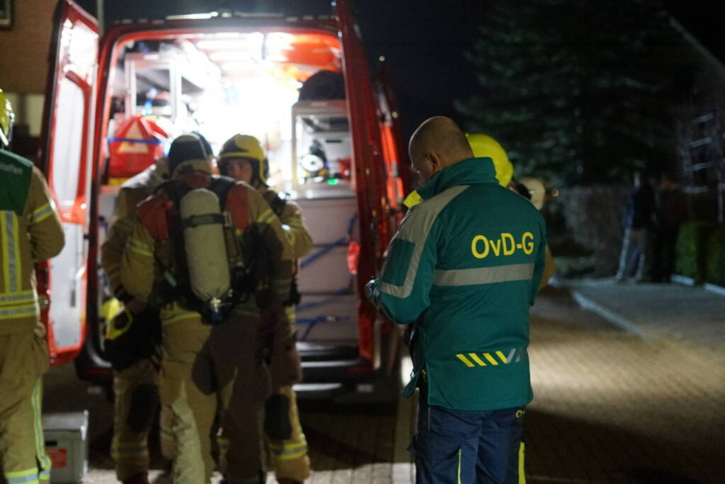 Man zit gewond op dak van schuur na mogelijk steekincident