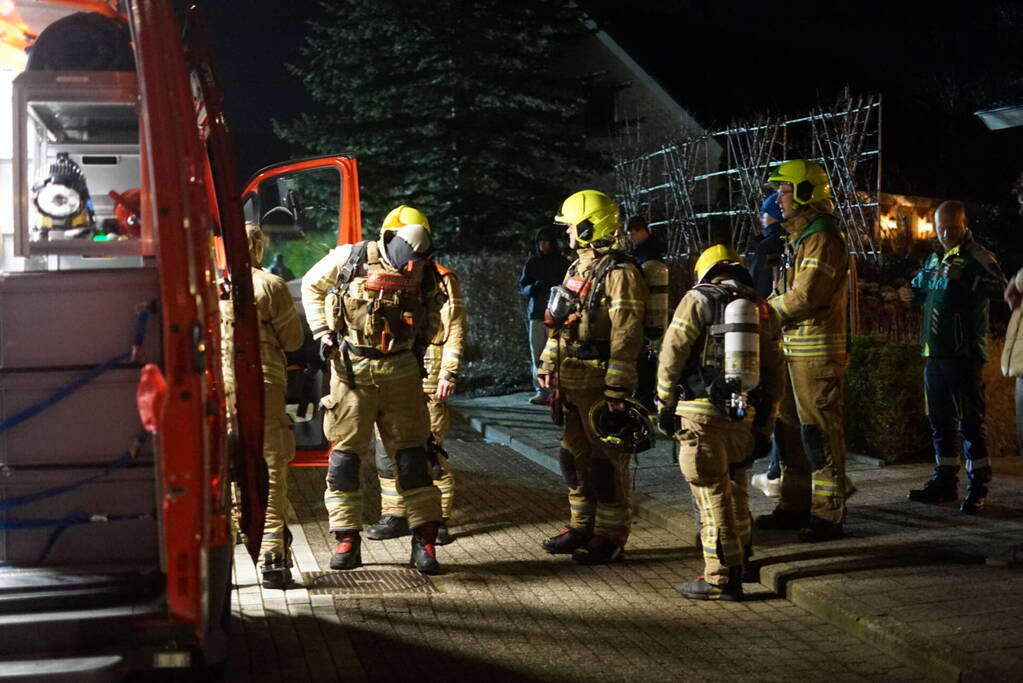 Man zit gewond op dak van schuur na mogelijk steekincident