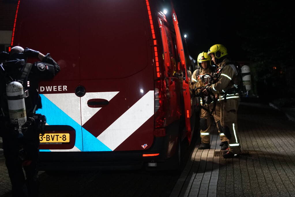 Man zit gewond op dak van schuur na mogelijk steekincident