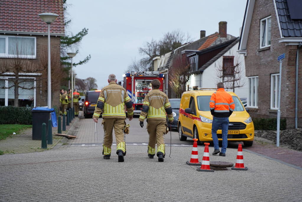 Brandweer doet onderzoek naar benzinelucht in meerdere woningen