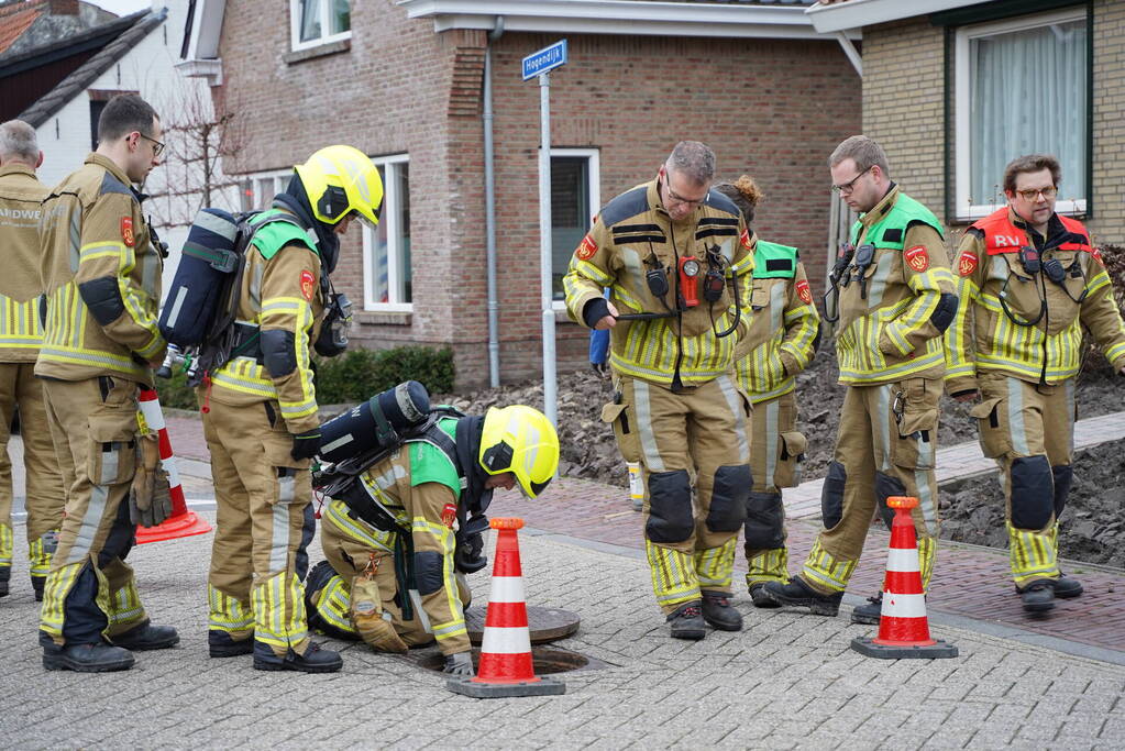 Brandweer doet onderzoek naar benzinelucht in meerdere woningen