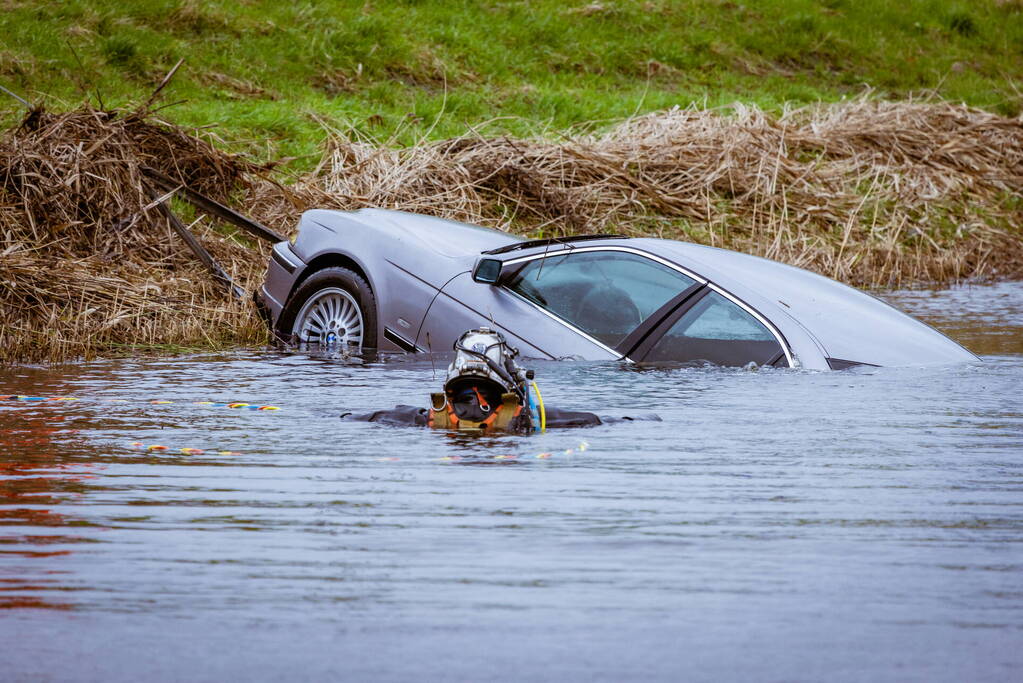 Auto gaat kopje onder