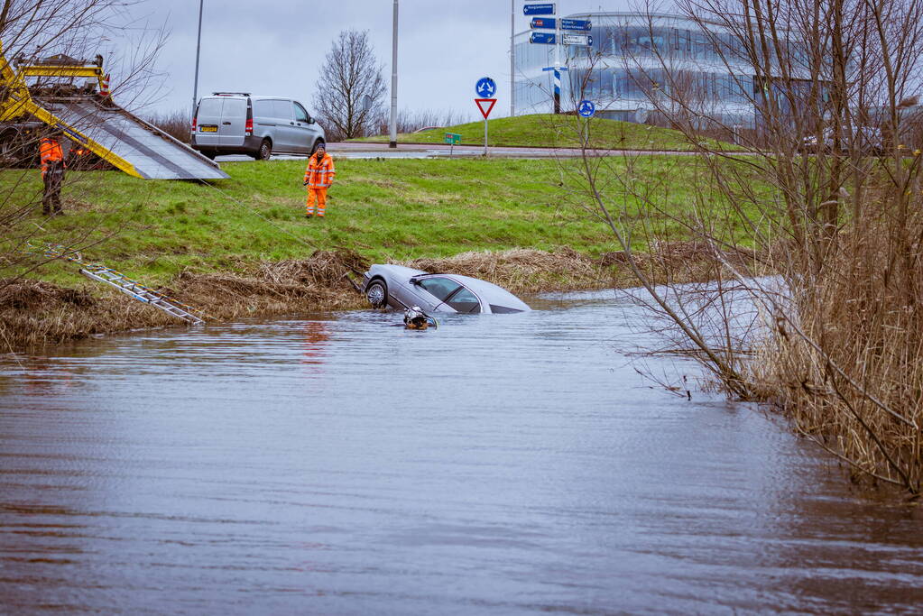 Auto gaat kopje onder