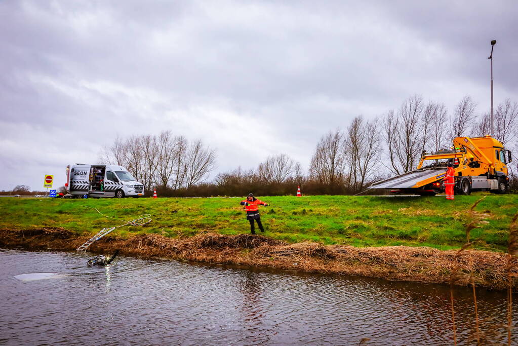 Auto gaat kopje onder