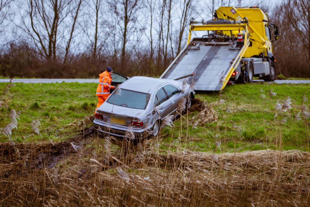 Auto gaat kopje onder