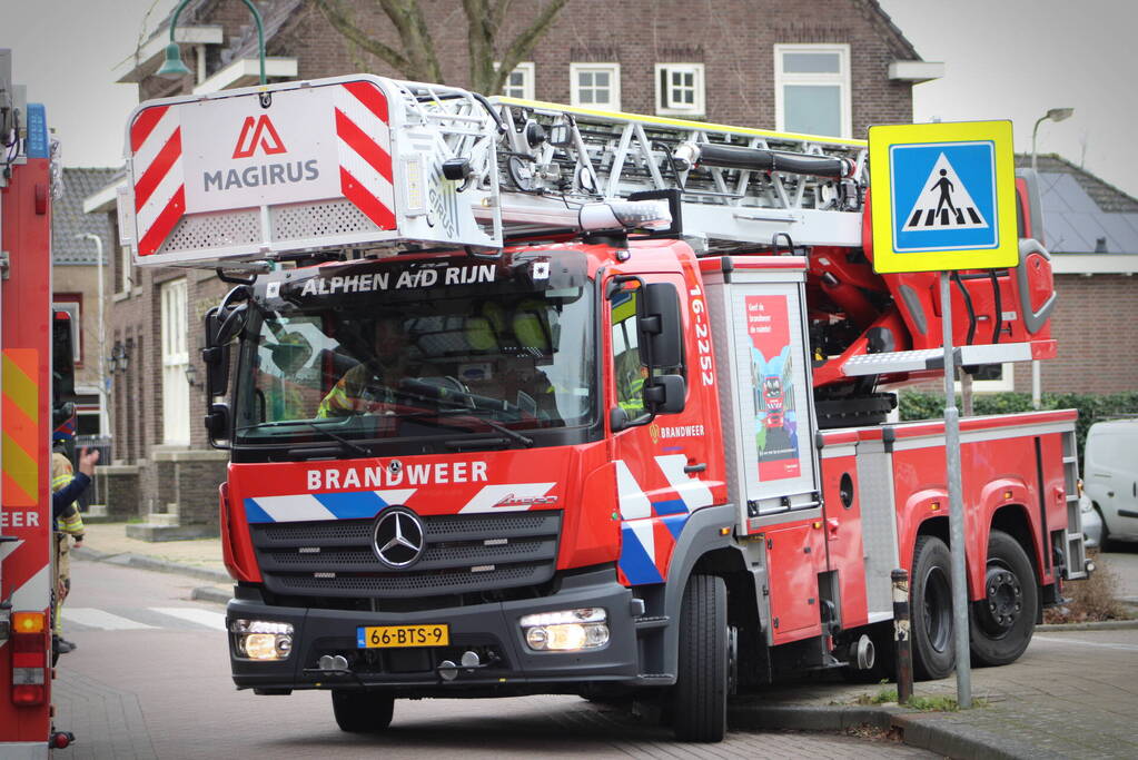 Brandweer zet loshangende zonnescherm vast