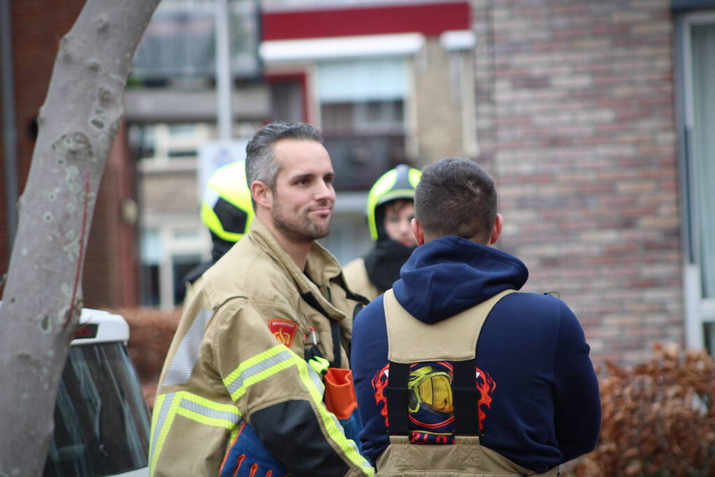 Brandweer zet loshangende zonnescherm vast