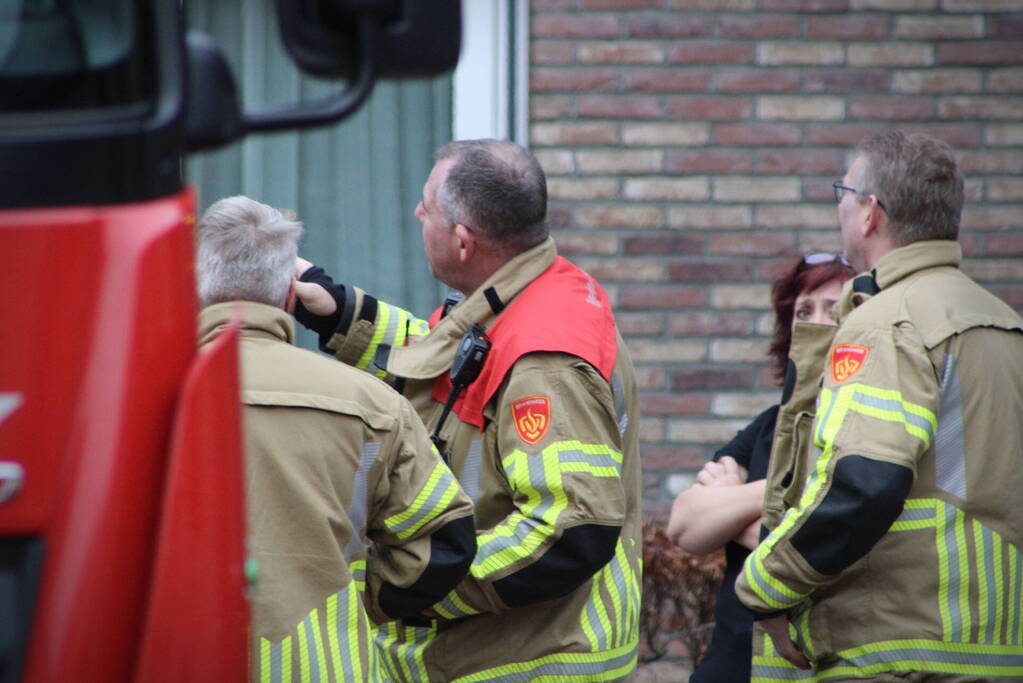 Brandweer zet loshangende zonnescherm vast