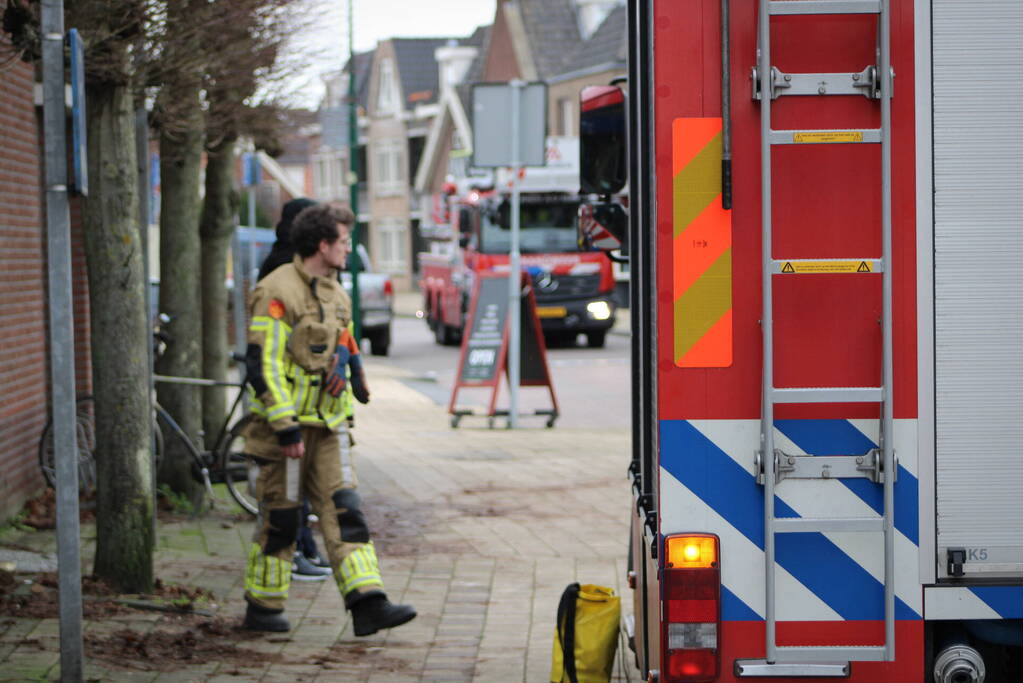 Brandweer zet loshangende zonnescherm vast