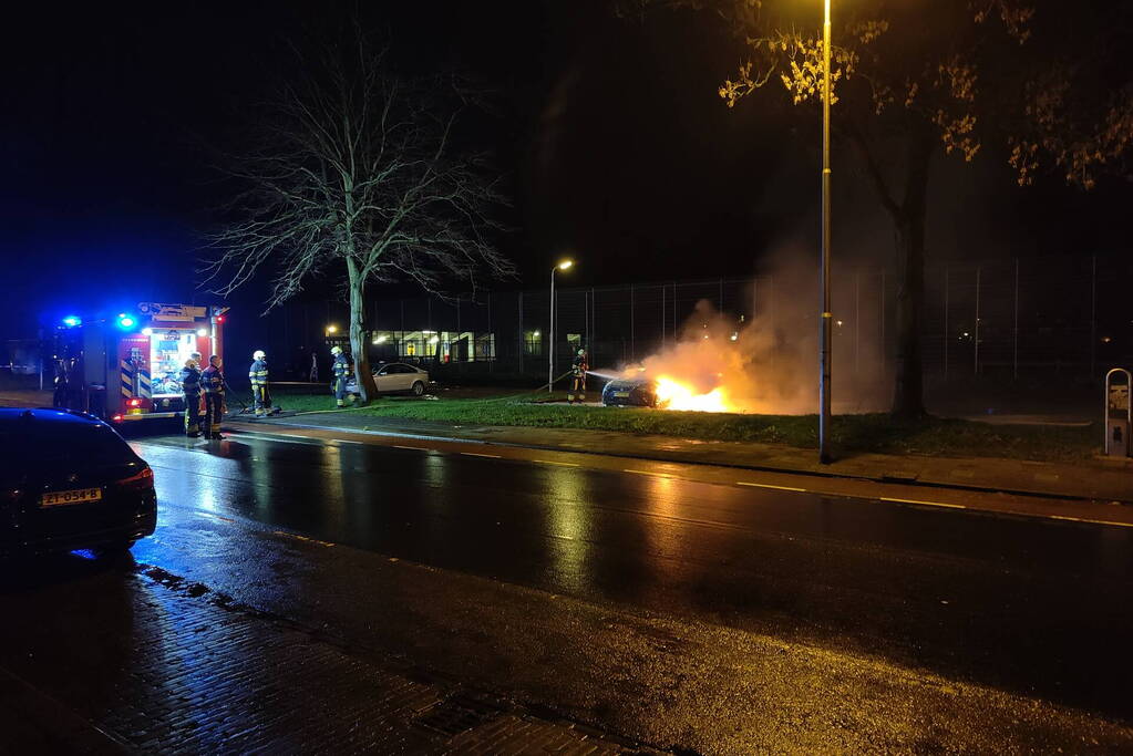 Geparkeerde auto volledig uitgebrand