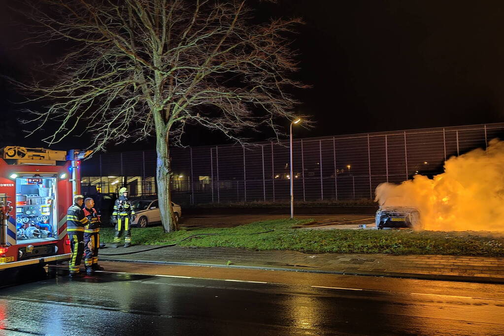 Geparkeerde auto volledig uitgebrand