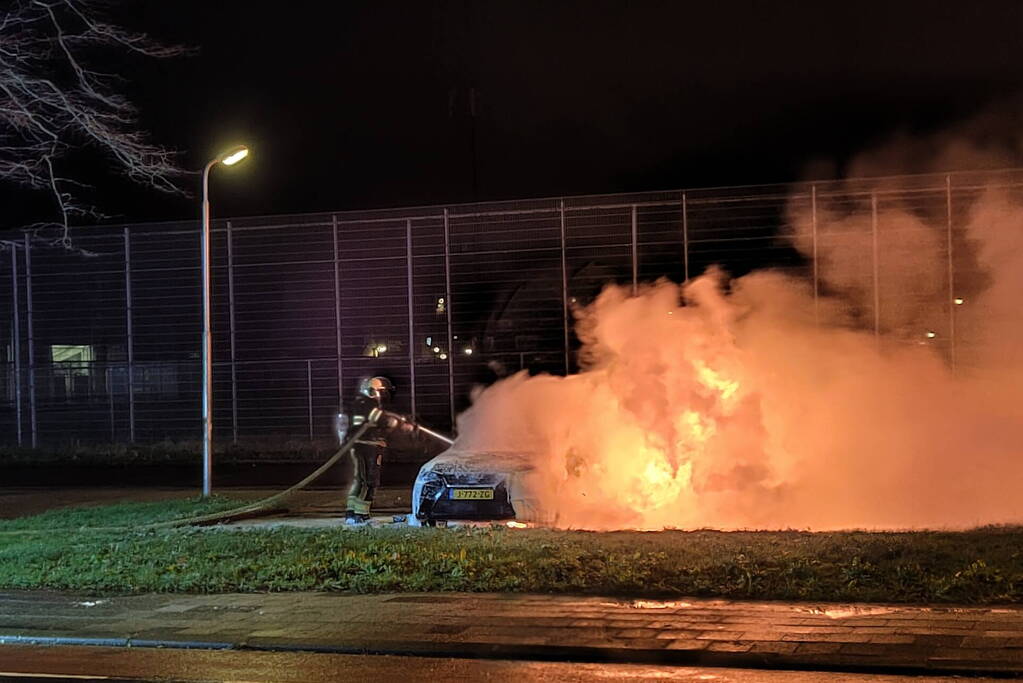 Geparkeerde auto volledig uitgebrand