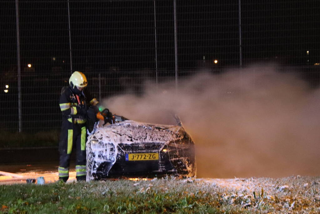 Geparkeerde auto volledig uitgebrand