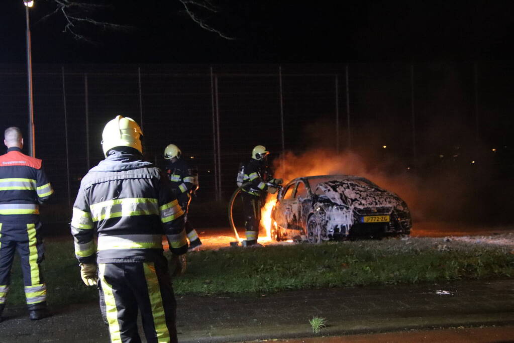 Geparkeerde auto volledig uitgebrand