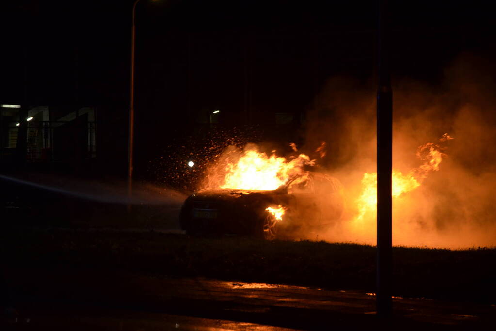 Geparkeerde auto volledig uitgebrand