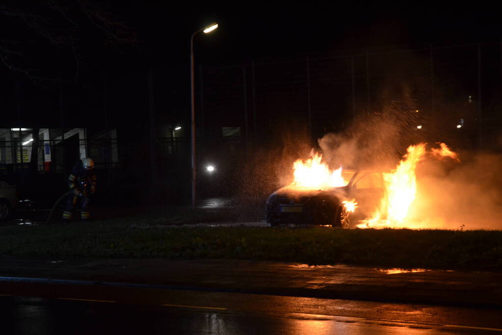 Geparkeerde auto volledig uitgebrand