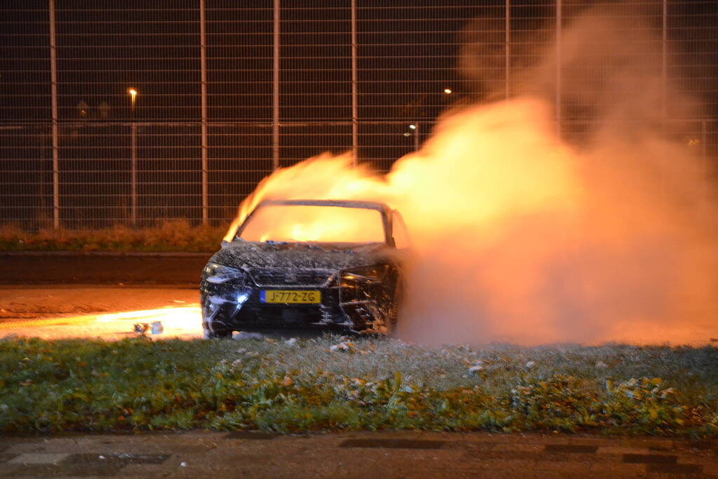 Geparkeerde auto volledig uitgebrand