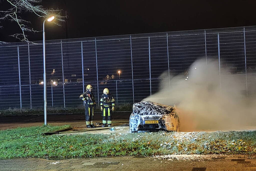 Geparkeerde auto volledig uitgebrand