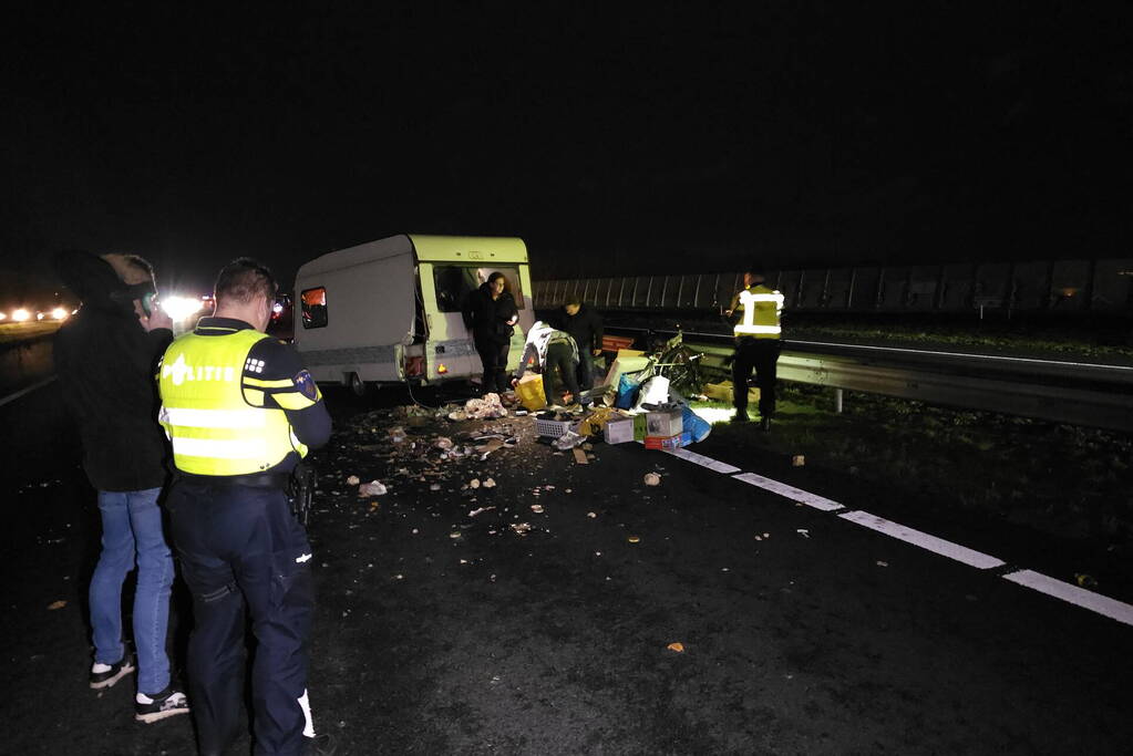 Ravage op snelweg door ongeval met caravan