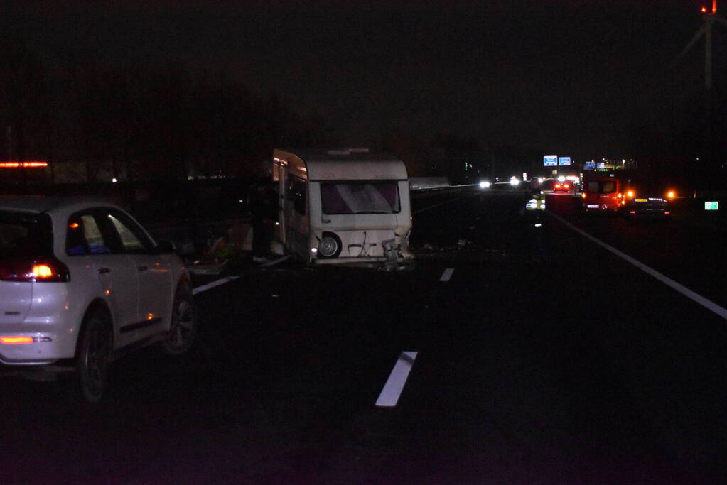 Ravage op snelweg door ongeval met caravan