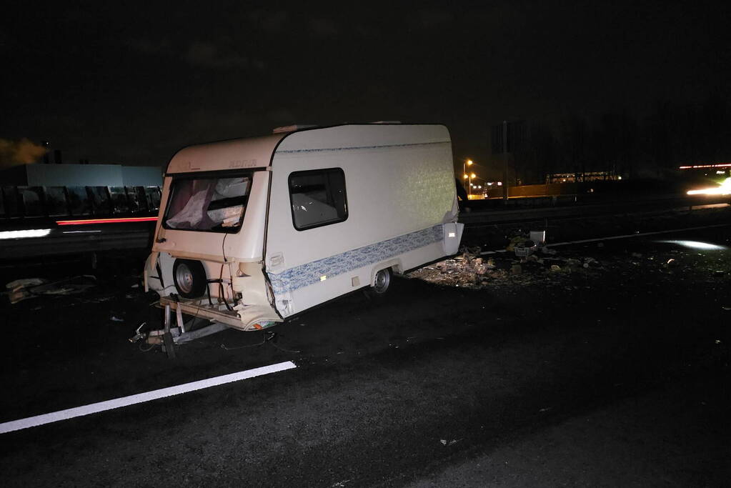 Ravage op snelweg door ongeval met caravan