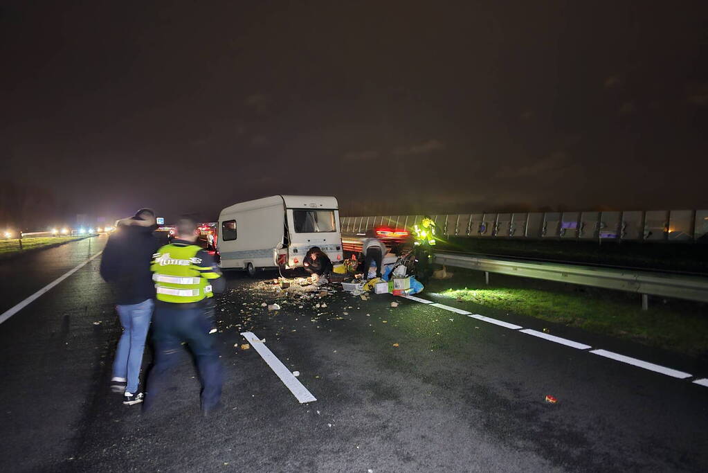 Ravage op snelweg door ongeval met caravan