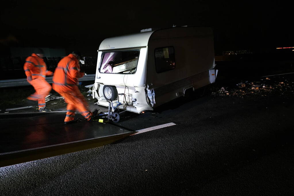 Ravage op snelweg door ongeval met caravan