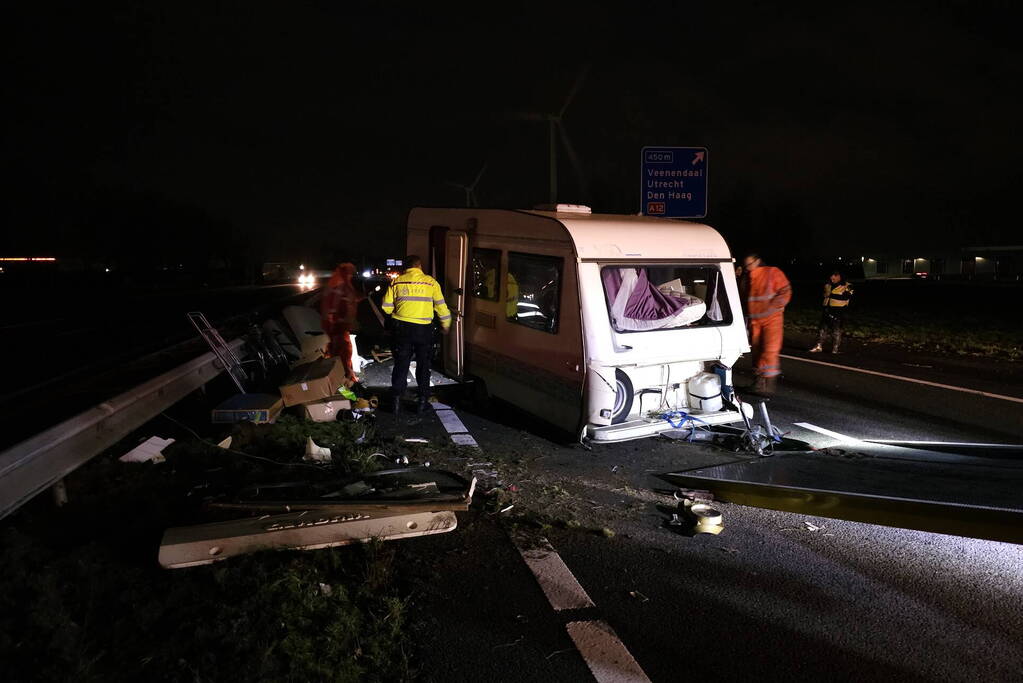 Ravage op snelweg door ongeval met caravan