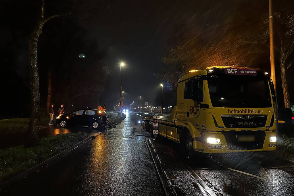 Automobilist rijdt auto kapot op bussluis