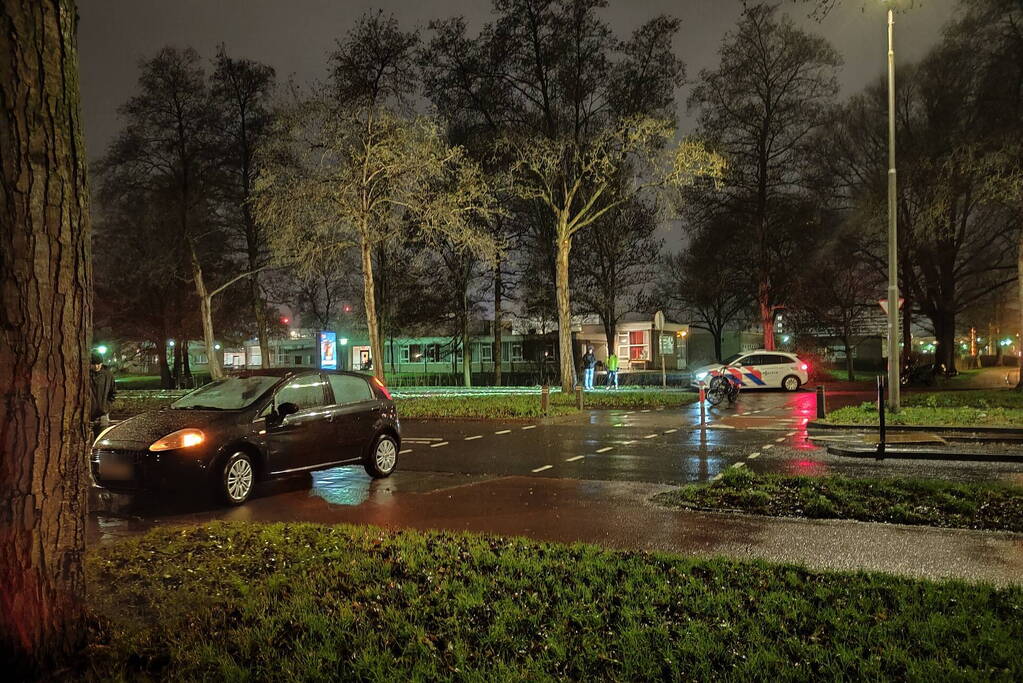 Automobilist rijdt auto kapot op bussluis