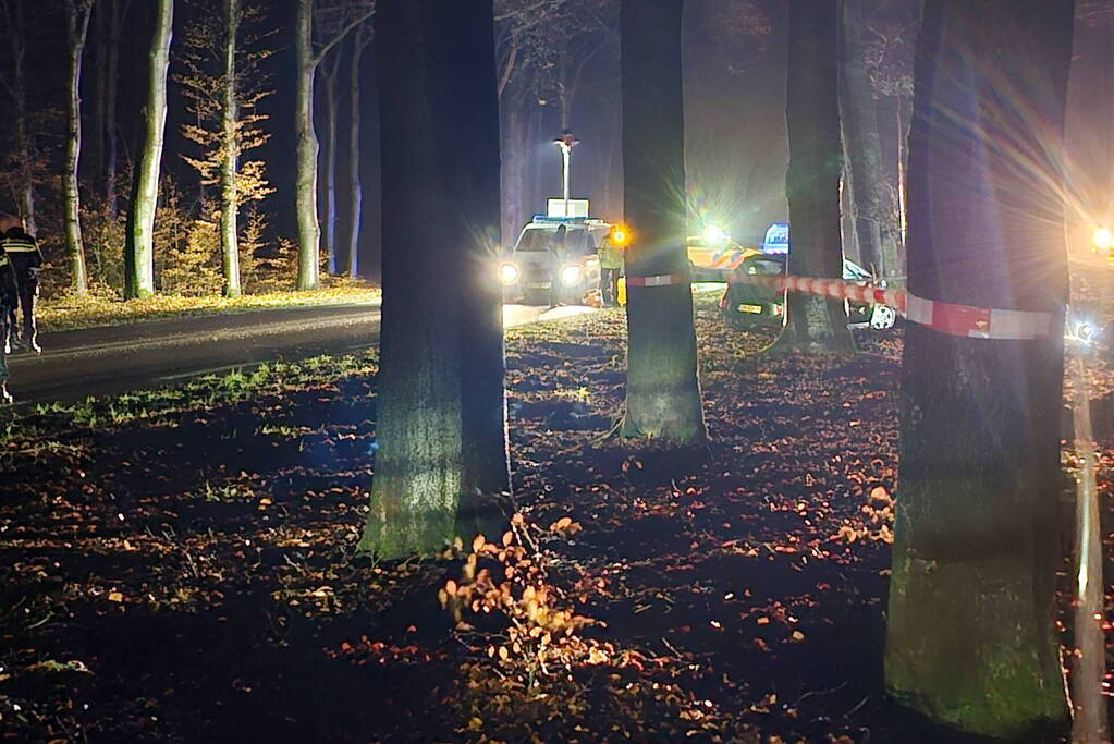 Persoon overleden bij botsing met boom