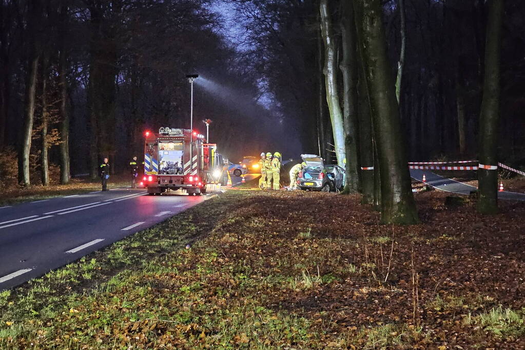 Persoon overleden bij botsing met boom