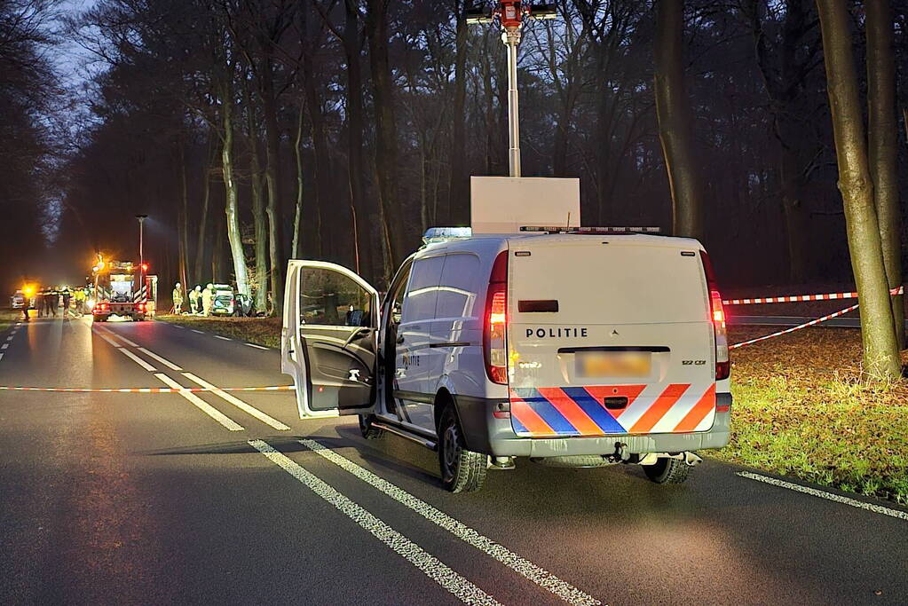 Persoon overleden bij botsing met boom