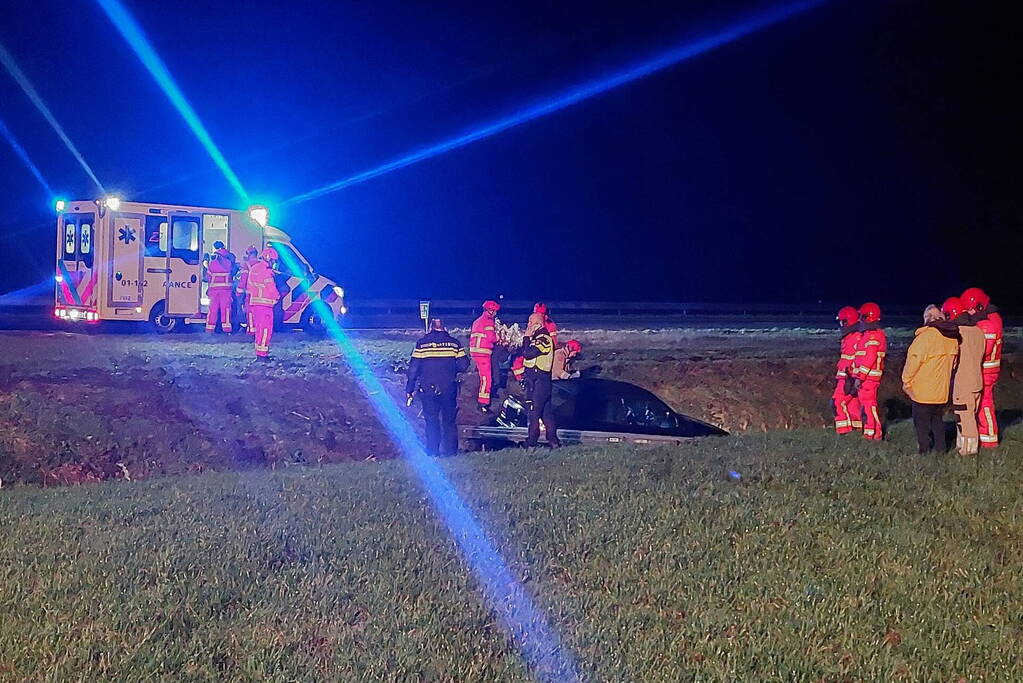 Automobilist raakt van de snelweg belandt in sloot