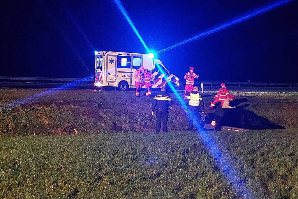 Automobilist raakt van de snelweg belandt in sloot