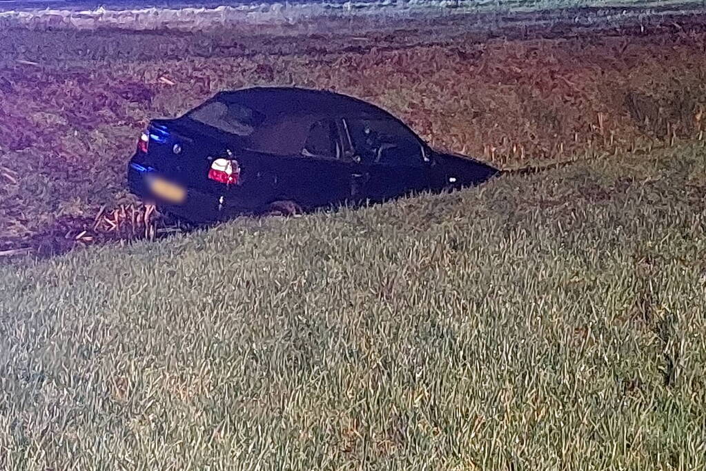 Automobilist raakt van de snelweg belandt in sloot